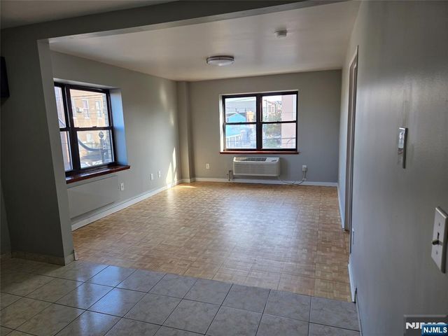 2401 Bergenline Avenue 3H, Union City, NJ 07087