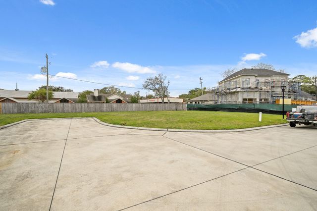 7903 S Villa Circle, Hilshire Village, TX 77055