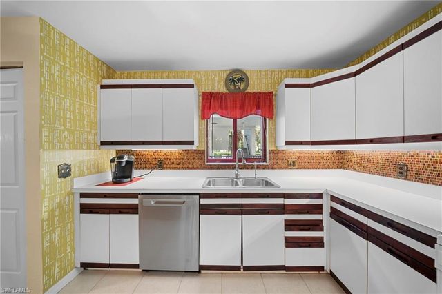 758 Eagle Creek DR 202, Naples, FL 34113