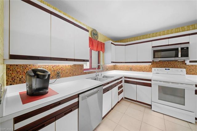 758 Eagle Creek DR 202, Naples, FL 34113