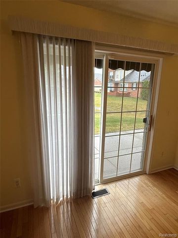 21629 Knights Lane, Trenton, MI 48183