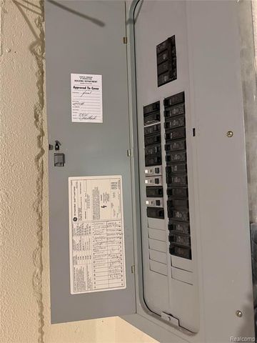 21629 Knights Lane, Trenton, MI 48183