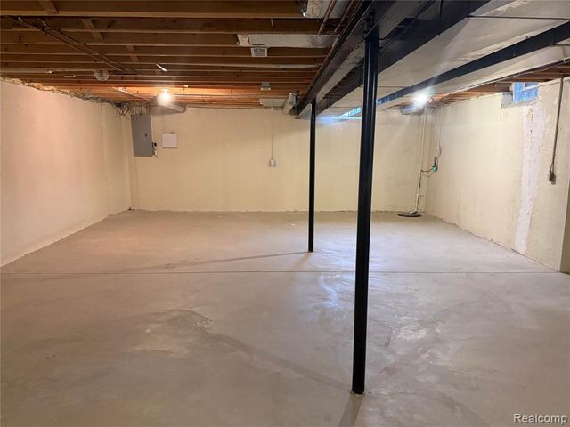 21629 Knights Lane, Trenton, MI 48183