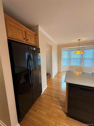 21629 Knights Lane, Trenton, MI 48183