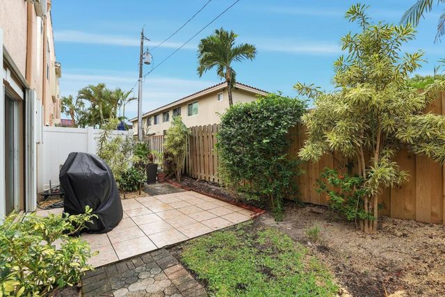 2049 SE 6th Street F, Deerfield Beach, FL 33441