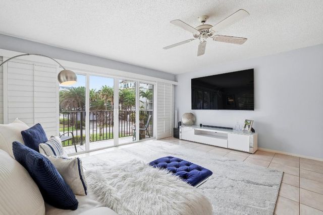 2049 SE 6th Street F, Deerfield Beach, FL 33441