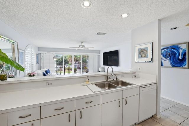 2049 SE 6th Street F, Deerfield Beach, FL 33441