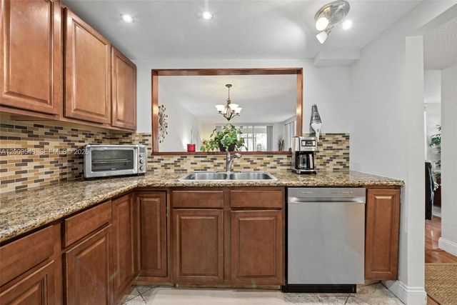 9340 Lagoon Place 110, Davie, FL 33324