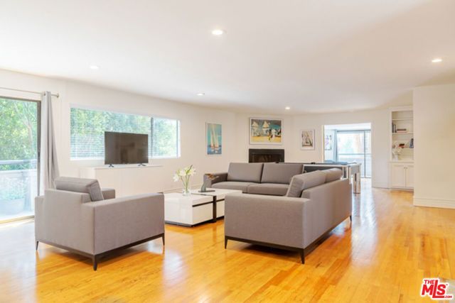 110 N Barrington Avenue, Los Angeles, CA 90049