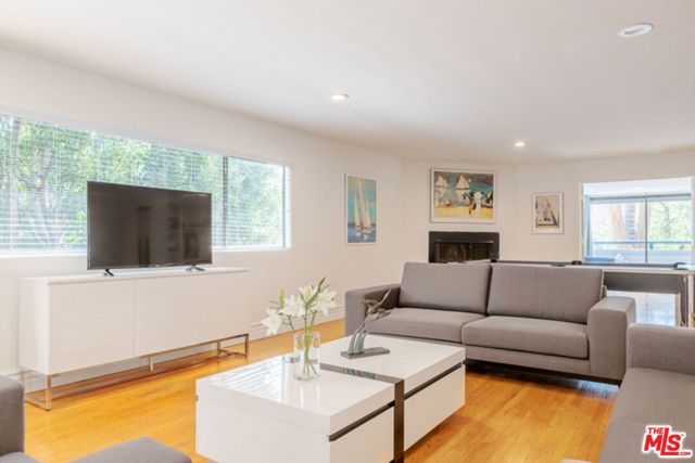 110 N Barrington Avenue, Los Angeles, CA 90049