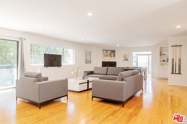 110 N Barrington Avenue, Los Angeles, CA 90049