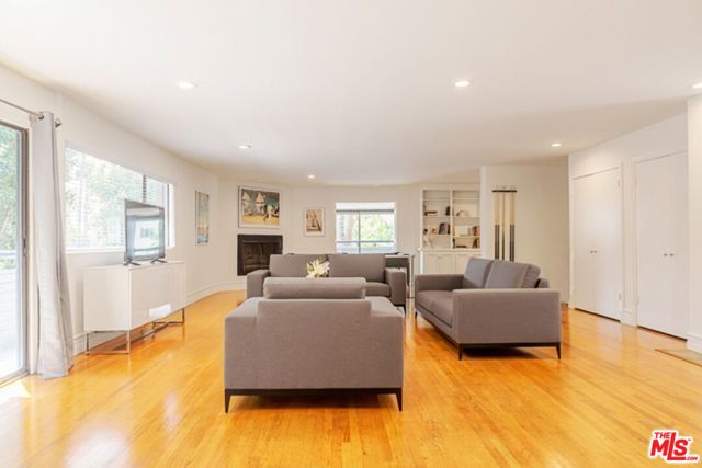 110 N Barrington Avenue, Los Angeles, CA 90049