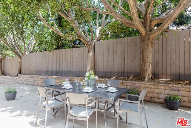 110 N Barrington Avenue, Los Angeles, CA 90049