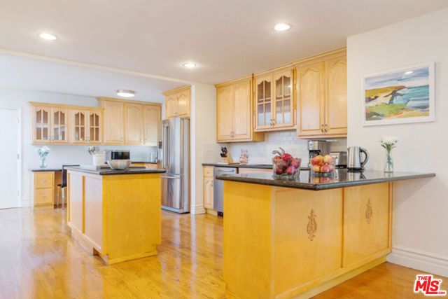 110 N Barrington Avenue, Los Angeles, CA 90049