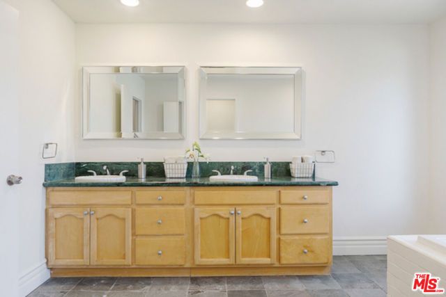 110 N Barrington Avenue, Los Angeles, CA 90049