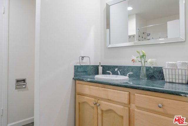 110 N Barrington Avenue, Los Angeles, CA 90049