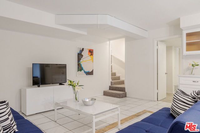 110 N Barrington Avenue, Los Angeles, CA 90049