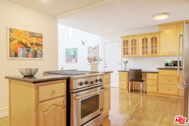 110 N Barrington Avenue, Los Angeles, CA 90049