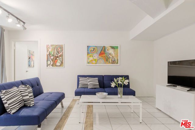 110 N Barrington Avenue, Los Angeles, CA 90049