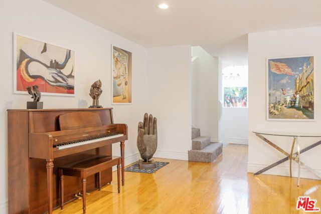 110 N Barrington Avenue, Los Angeles, CA 90049