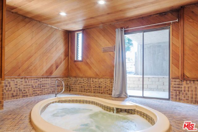 110 N Barrington Avenue, Los Angeles, CA 90049