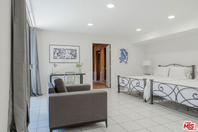 110 N Barrington Avenue, Los Angeles, CA 90049