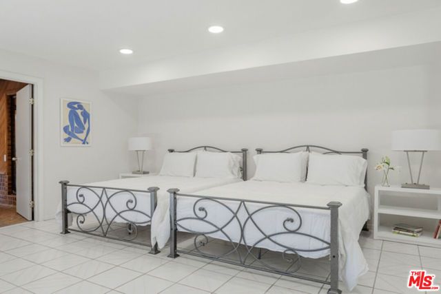 110 N Barrington Avenue, Los Angeles, CA 90049