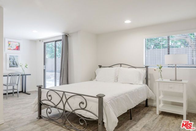 110 N Barrington Avenue, Los Angeles, CA 90049