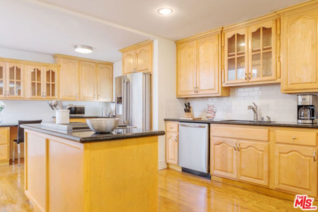 110 N Barrington Avenue, Los Angeles, CA 90049