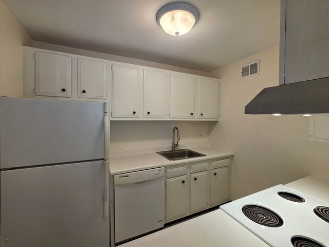 1105 Massachusetts Ave 4A, Cambridge, MA 02138