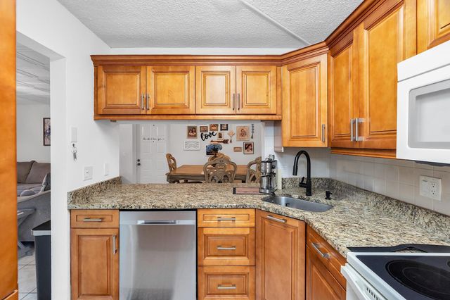 712 Sunny Pine Way D1, Greenacres, FL 33415