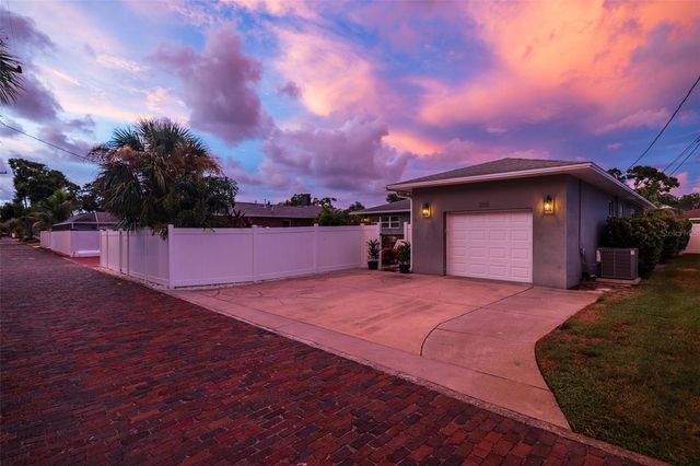 200 PARK STREET N, St Petersburg, FL 33710