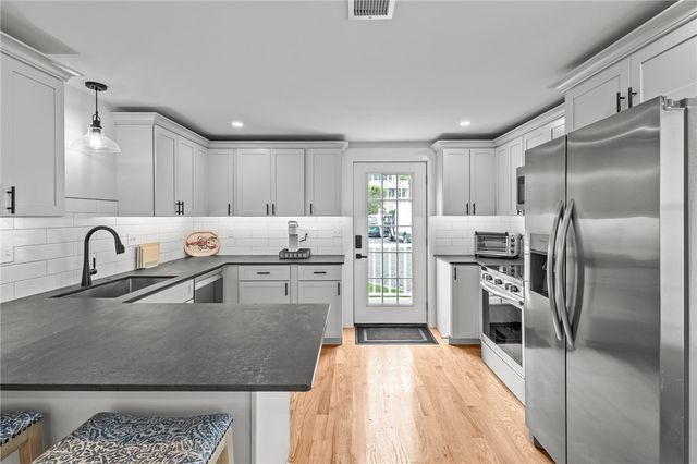 484 Thames Street, Bristol, RI 02809