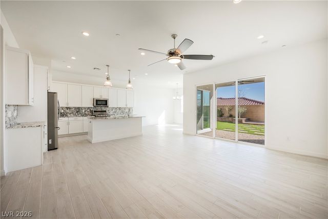 9016 Skye Treeline Street, Las Vegas, NV 89166