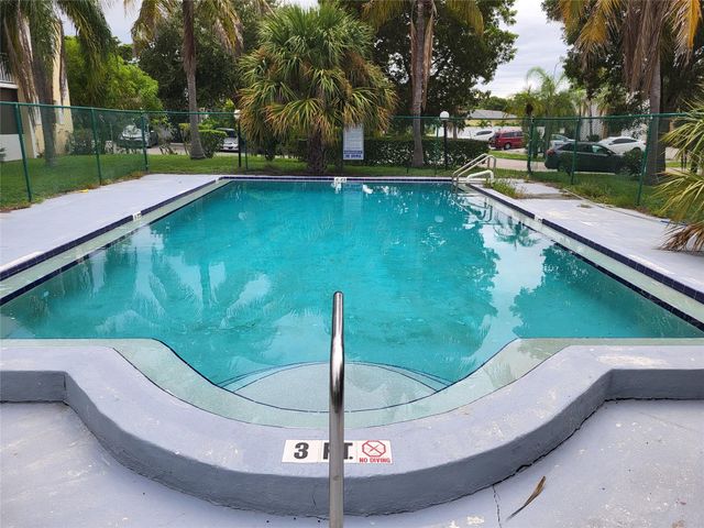 1501 Crescent Cir B12, West Palm Beach, FL 33403