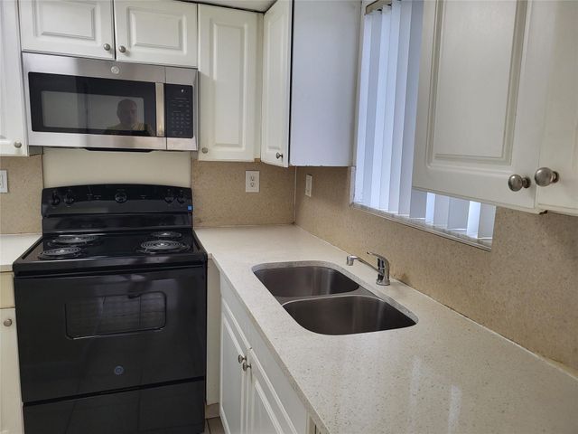 1501 Crescent Cir B12, West Palm Beach, FL 33403