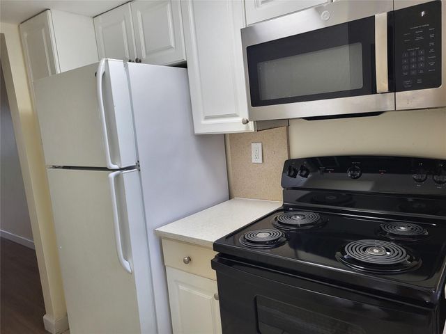 1501 Crescent Cir B12, West Palm Beach, FL 33403