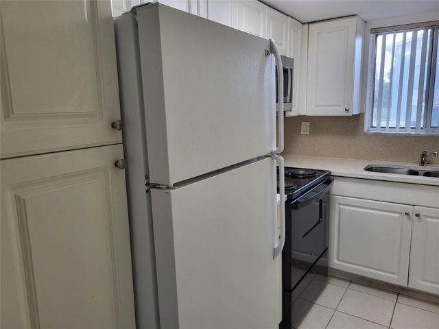 1501 Crescent Cir B12, West Palm Beach, FL 33403