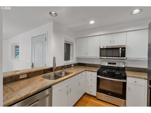 1128 Ne SCHUYLER St 106, Portland, OR 97212