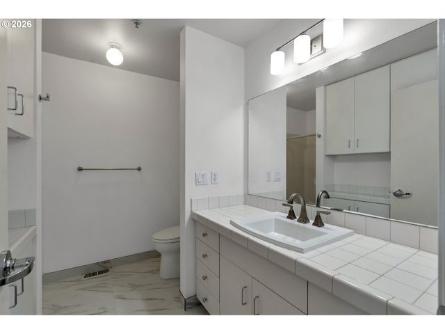 1128 Ne SCHUYLER St 106, Portland, OR 97212