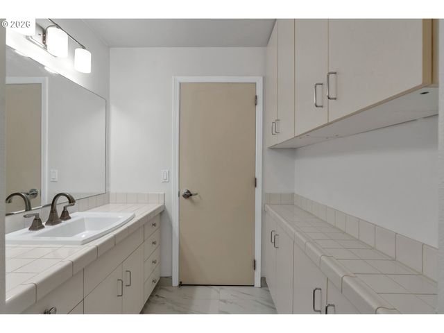 1128 Ne SCHUYLER St 106, Portland, OR 97212