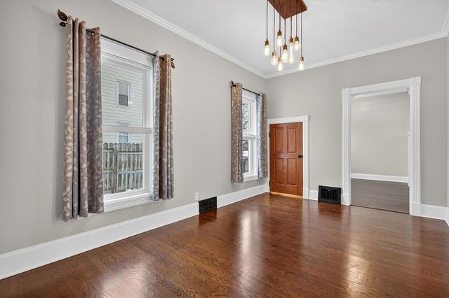 9 E Beech Street, Three Oaks, MI 49128