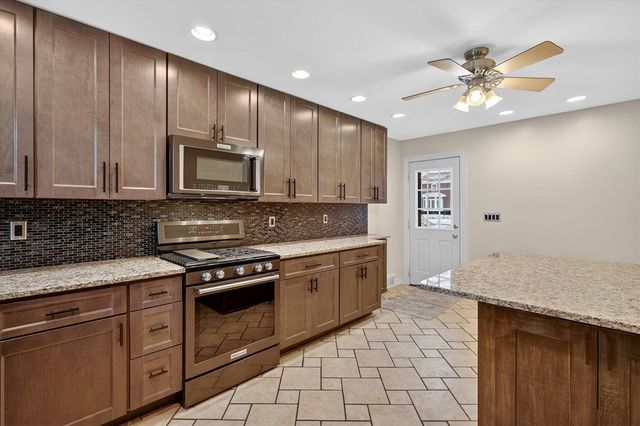 9 E Beech Street, Three Oaks, MI 49128