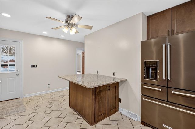 9 E Beech Street, Three Oaks, MI 49128