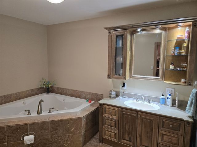 9 E Beech Street, Three Oaks, MI 49128