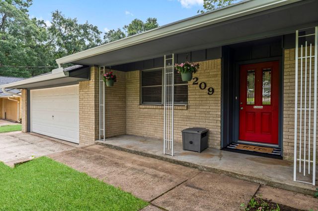 209 Summit Drive, Conroe, TX 77303