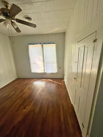 728 Ritchey Street, Gainesville, TX 76240