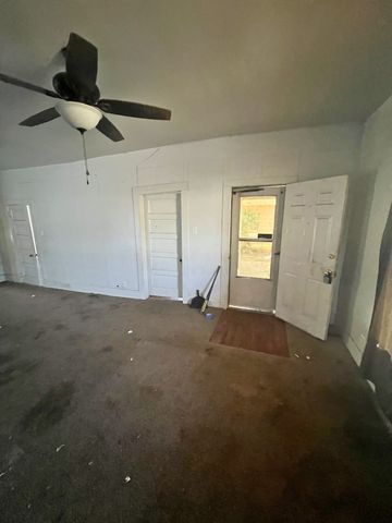 728 Ritchey Street, Gainesville, TX 76240