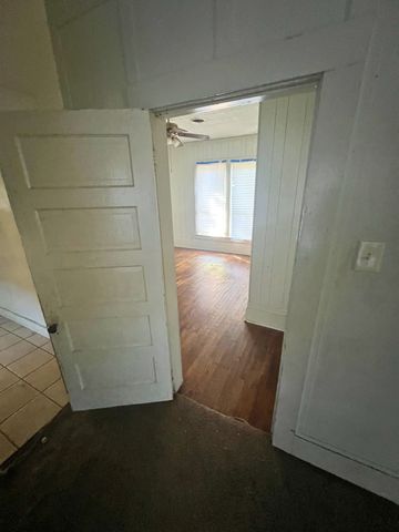 728 Ritchey Street, Gainesville, TX 76240