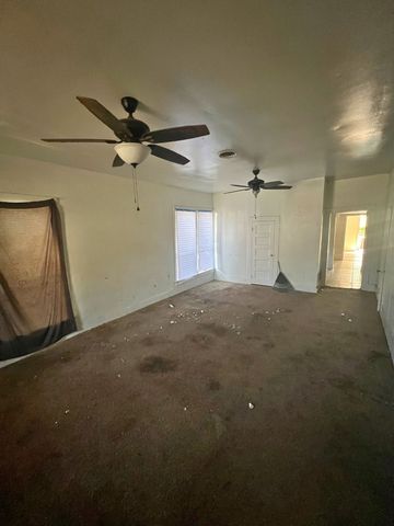 728 Ritchey Street, Gainesville, TX 76240